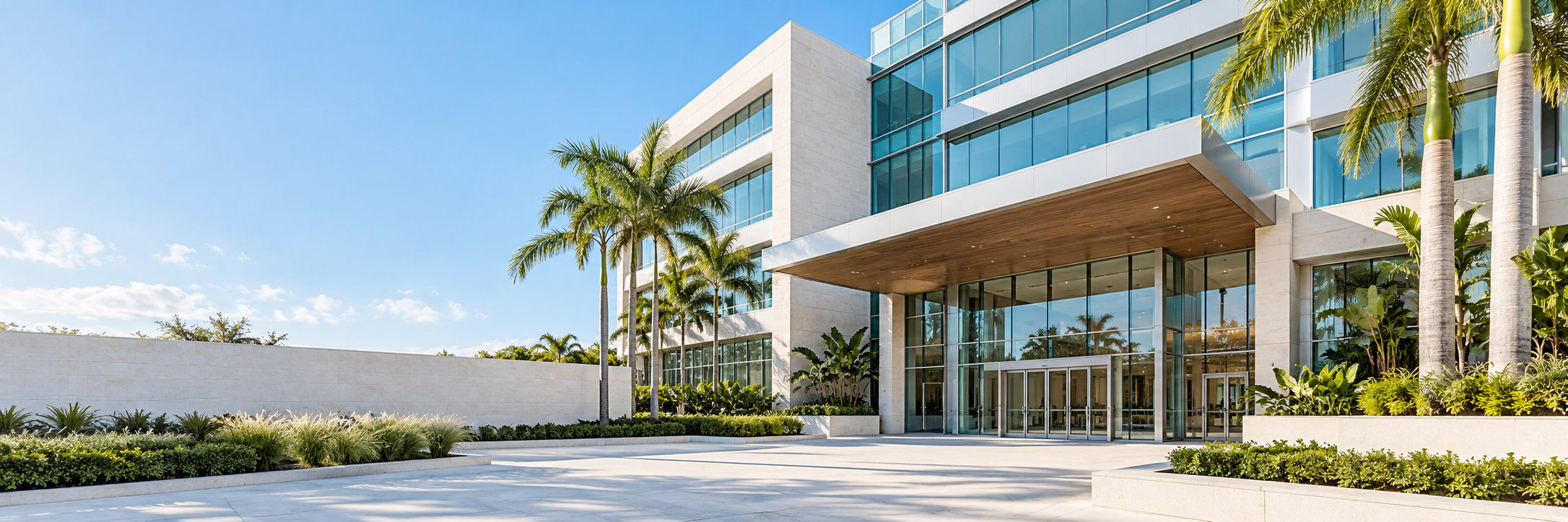 Imagen ilustrativa de un edificio moderno de oficinas en Miami, con entrada de cristal, palmeras y jardines.